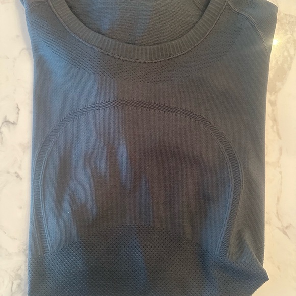 Lululemon - fitted top - size 8 - Picture 3 of 6